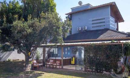 Casa Residencial de 3 dorms no bairro Morro Das Pedras