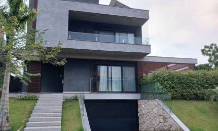 Excelente casa de alto padrão com 4 suítes no Rio tavares