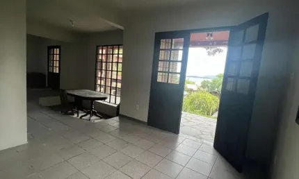 Casa residencial no bairro Sambaqui, Florianópolis.