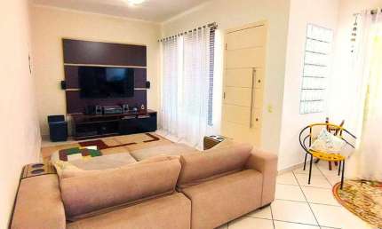 Casa com 4 quartos e 4 vagas cobertas ao lado de área verde do loteamento