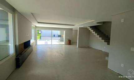 Casa Residencial de 450m² com 4 quartos nos Ingleses