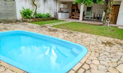 Casa Residencial de 254m² com 6 quartos na Trindade