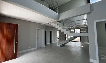 Casa alto padrão com 3 suítes no bairro Ratones, Florianópolis.