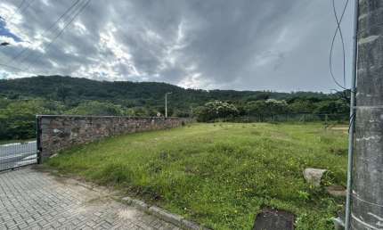 Terreno em condomínio fechado, com 400m² no bairro Canasvieiras, Florianopolis.