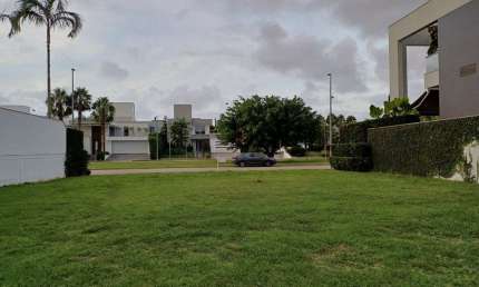 Terreno com 591m² no bairro Jurerê Internacional, Florianópolis.