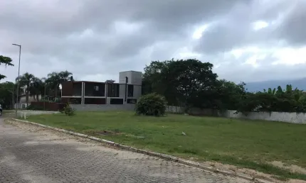 Terreno com 451,67m² em condomínio fechado no bairro Ratones