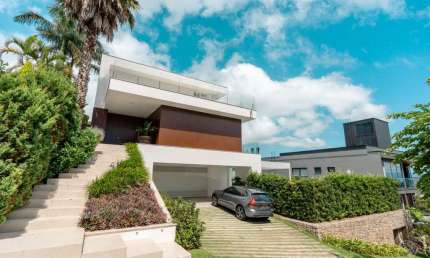 Casa de 604m² com 4 quartos sendo 3 suítes em Cacupé