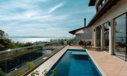 Casa de 370m² com 4 quartos sendo 2 suítes no Centro