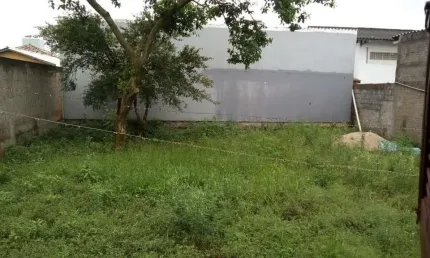 Terreno à venda em Carianos, Florianópolis - 360m² com Casa de Madeira