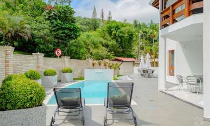 Casa de 507,06m² com 4 quartos sendo 3 suítes no Itacorubi