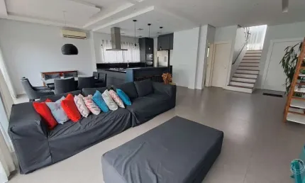 Casa com 3 quartos, sendo 1 suíte master na lagoa da conceição