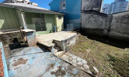 Terreno de 230m² na Agronômica com uma casa construída