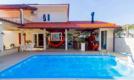 Casa de 278m² com 4 quartos sendo 1 suíte no Sambaqui