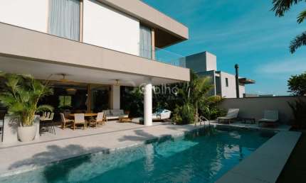 Casa de 1.018,00m² com 5 quartos sendo 4 suítes no Cacupé