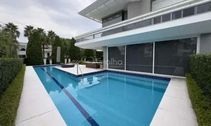 Casa residencial de 770 m² com 4 quartos sendo 4 suítes no bairro Jurerê