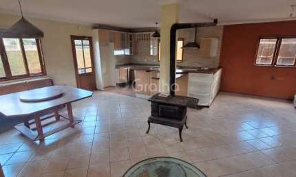 Casa de 200m² com 4 quartos sendo 1 suíte em São João do Rio Vermelho