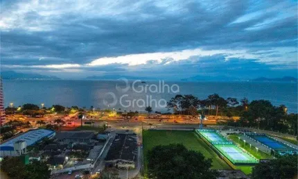 Cobertura exclusiva com vista 360° na beira-mar - 14º andar