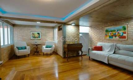 Casa de 221m² com 4 quartos sendo 2 suítes na Agronômica