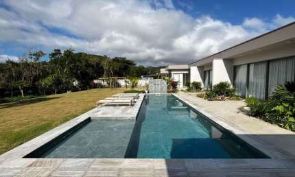 Casa térrea com 3 suítes e 540m² privativos em condomínio fechado no bairro Ratones, Florianópolis