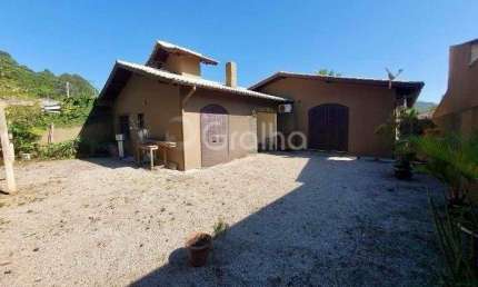 Casa Residencial de 182 m² com 4 quartos sendo 1 suíte no Itacorubi