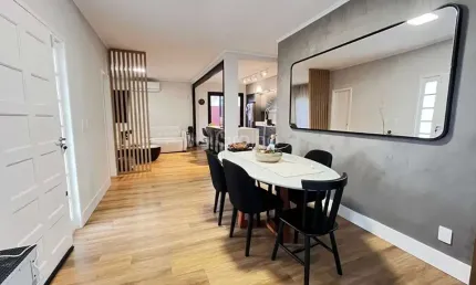 Casa térrea com 3 quartos,  1 suíte e 164m² privativos em Jurerê Internacional, Florianópolis