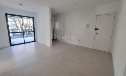 Apartamento de 121m² com 2 quartos sendo 1 suíte na Carvoeira