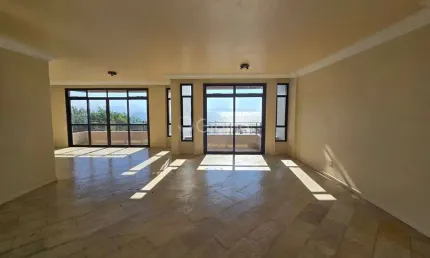 Apartamento de 218m² com 4 quartos sendo 2 suítes na beira-mar norte
