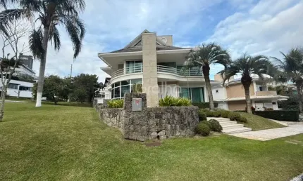 Casa de 499m² com 4 quartos sendo 3 suítes em cacupé