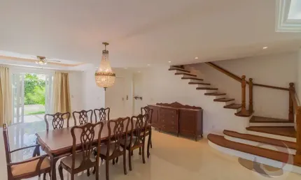 Casa residencial de 380m² com 5 quartos sendo 4 suítes em jurerê