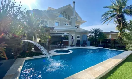 Casa Residencial de 5 dorms no bairro Jurerê Internacional