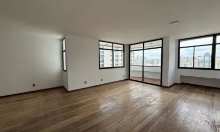 Apartamento de 211m² com 4 quartos sendo 2 suítes no Centro