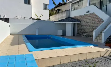 Casa Residencial de 5 dorms no bairro Ponta De Baixo