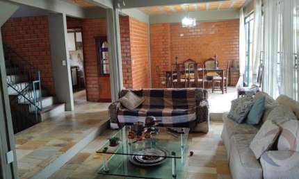 Casa Residencial de 226,71m² com 3 quartos sendo 1 suíte na Trindade