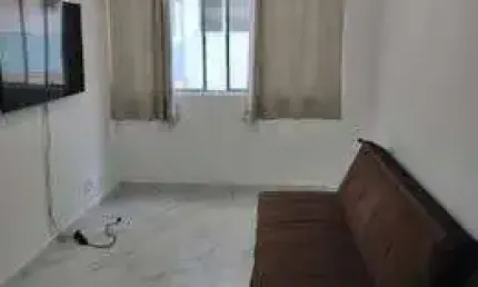 Loucura, Loucura. **Grande oportunidade**. Excelente apartamento mobiliado, na Vila Tupi, a 100 metros do mar, de 01 dormitório.