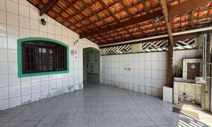 LOUCURA, LOUCURA. Excelente casa geminada, de 02 dormitórios, sendo 01 suíte.