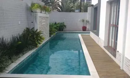 Loucura, grande loucura. excelente casa nova e isolada no canto do forte, a 100 metros do mar, toda mobiliada.