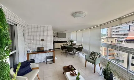 Loucura, grande loucura. excelente apartamento todo mobiliado no canto do forte, a 100 metros do mar, de 03 dormitórios, sendo 02 suítes.