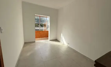 LOUCURA, LOUCURA. Excelente apartamento no centro do Boqueirão de Praia Grande, todo reformado, de 01 dormitório.