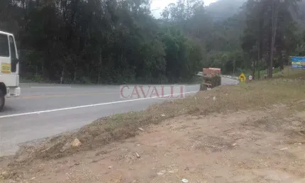 Ótimo terreno de frente para a rodovia mogi bertioga