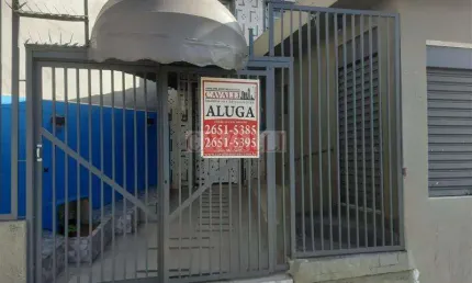 Sala com banheiro privativo e excelente localização.