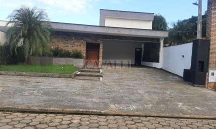 Maravilhosa casa em condomínio fechado no Litoral Norte