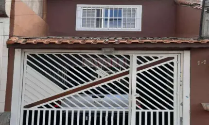Sobrado de rua em Itaquera com 03 dormitórios e 01 vaga
