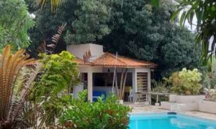 Casa sítio do Lado da praia em Condomínio com 2000m2 e  7/4  com 5 suítes  e piscina, espaço gourmet  e muito verde com árvores frutíferas