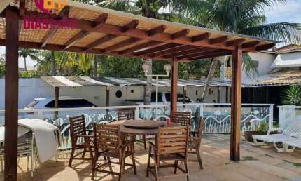 Vendo em oportunidade 2 casas em um terreno com 518m2 de área total com clube com piscina  espaço gourmet garagem coberta com 5/4, sendo 3 suítes em Ipitanga próximo praia  em rua familiar e super seg