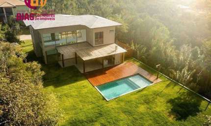 Vendo Casa em praia do forte dentro de condomínio, recém construída e pronta para morar  projeta da com armários e  800m2 de área total e 412 de área construída 4 suítes distribuidas em 2 pavimentos.