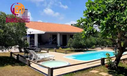 Alugo Casa em Jacuípe Pará aluguel anual com 260m2, mobiliada e decorada com clube com piscina e espaço gourmet particular, 3/4, varandas em condomínio fechado  em Jacuípe  - Camaçari