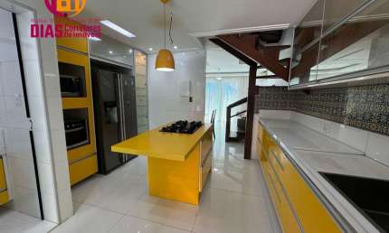 Alugo Linda casa Triplex Completamente Mobiliada e decorada  climatizada com 3/4, sendo 2 suítes, 01 máster com closet no Condomínio Veredas do Atlântico I, 02 vagas com total infraestrutura ao lado d