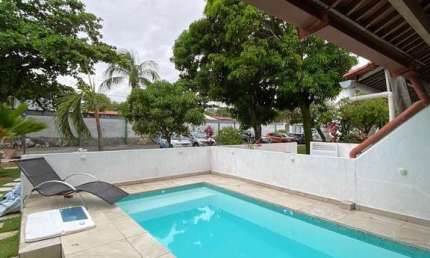 Vendo Linda Casa  completamente reformada por arquiteto renomado com piscina privativa, 3/4, 2 suítes, garagem coberta em Condomínio fechado - Stella Maris - Salvador/BA.