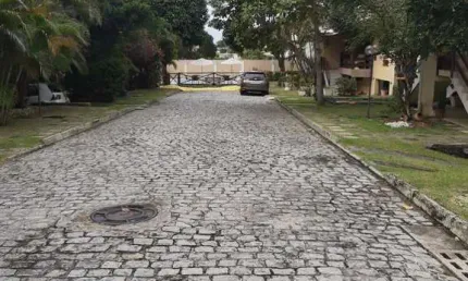 Vendo em Oportunidade Casa com 3 pavimentos com 198m2, 3/4 reversível para 4/4, garagem coberta, espaço gourmet em condomínio super bem localizada em Stella Maris  com clube piscina  - Salvador/BA.