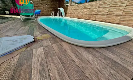 Vendo em Super Oportunidade e exclusividade Casa Duplex com 300m2, piscina, 6/4, 2 suítes em condomínio no Rio de Jacuípe - Camaçari-BA.